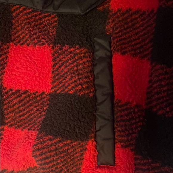Columbia Women’s Black and Red Checkered Puffer Jacket - Picture 4 of 6